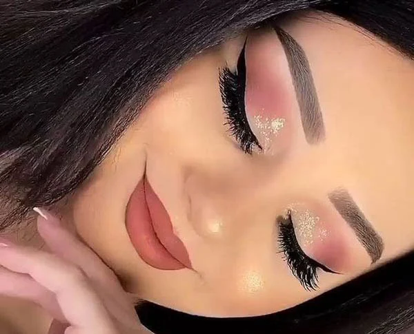  چگونه با آرایش صورت چهره ای بزرگتر و زیباتر داشته باشیم؟