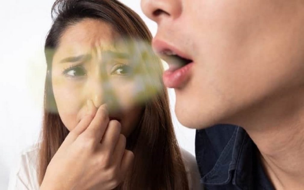 آیا بوی بد دهان شما دائمی است؟ این می تواند نشانه یک مشکل خطرناک تر باشد